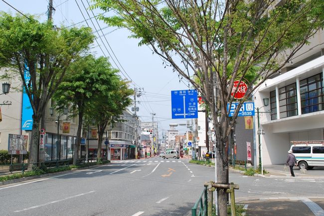 駅前の道を中央1丁目交差点へ，そこを右に曲がる