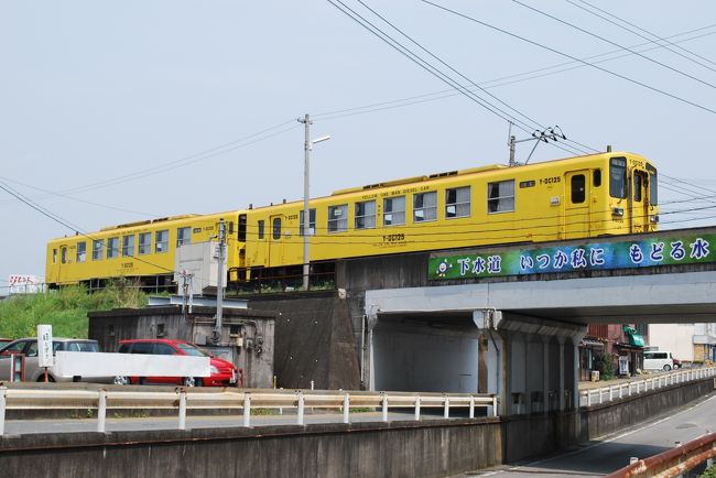 久大本線のガードをくぐる．