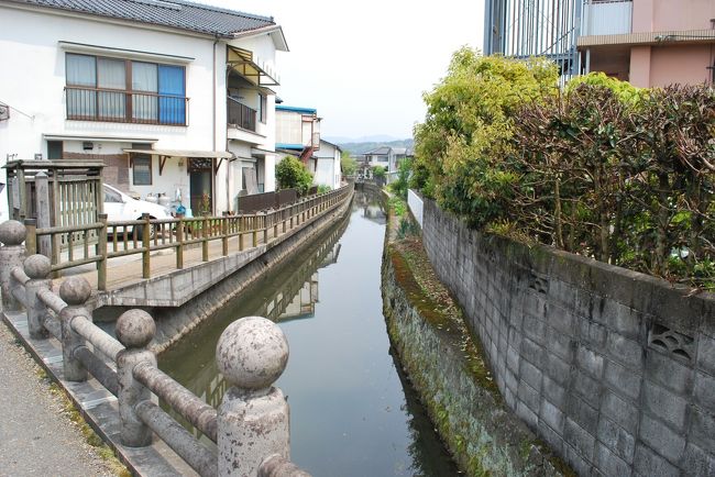 城内川をわたって豆田町内へ．