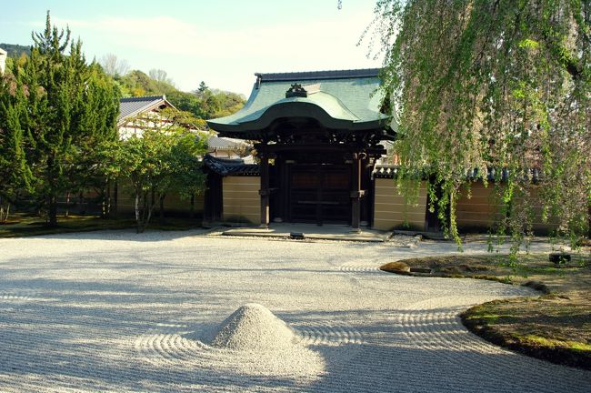 高台寺・・日本独特の枯山水庭園です。趣があって好きなんです。日本の心を感じます。<br /><br />枯山水<br />http://ja.wikipedia.org/wiki/%E6%9E%AF%E5%B1%B1%E6%B0%B4