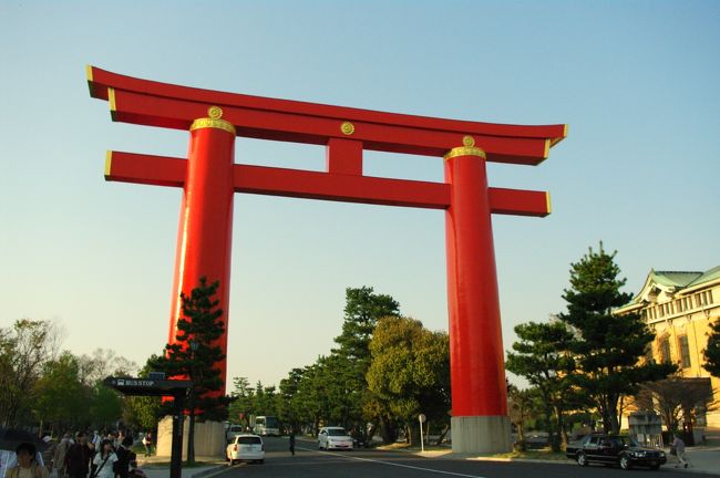 平安神社・・正しくは平安神宮でしょうか？参拝となんと言っても枝垂桜が綺麗でした。<br /><br />平安神宮<br />http://www.heianjingu.or.jp/01/0101.html
