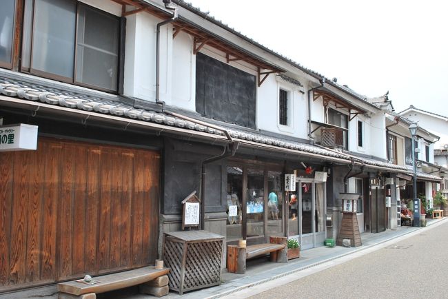 佐藤家　明治16年　古い家が続く道　白壁は新しく塗られている