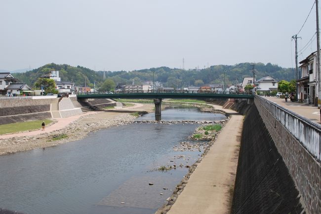 花月川にでた．土手沿いを上町通りに