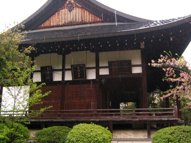 本堂　横から<br /><br />1,730年に再建された入母屋造り<br /><br />聖徳太子像が祀られている<br /><br />毎年11月22日に特別開扉