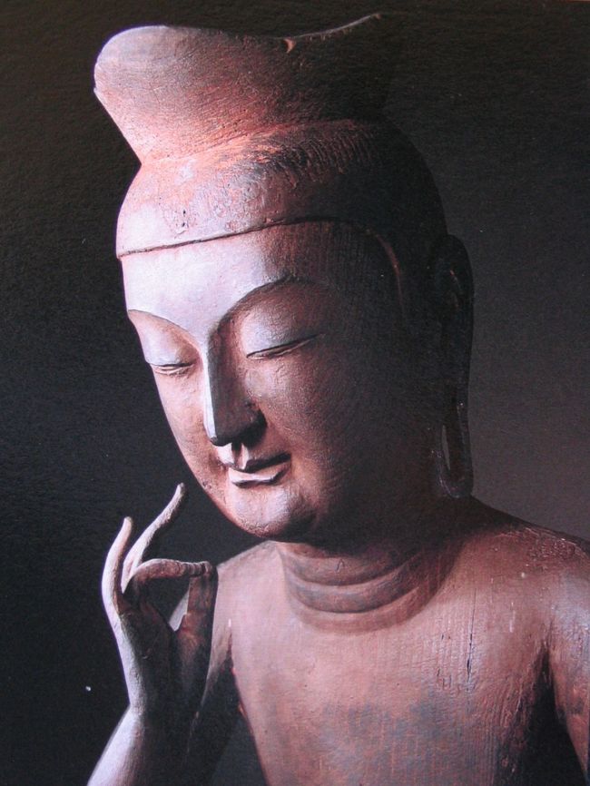 弥勒菩薩さまは、お釈迦様に代わって、すべての悩み、苦しみをお救いくださり、正しい道へとお導き下さる慈悲の仏さま<br /><br />隊長は、弥勒菩薩の前の立像で、一番左の観音様に見入ってしまいました。<br /><br /><br />堂内には、国宝の仏像が２０点。<br />重要文化財の仏像が４０点あまり。<br />仏様に囲まれての参観は、少し緊張する。<br /><br /><br /><br /><br /><br />