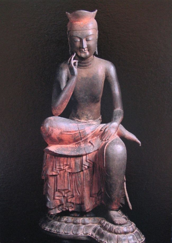 堂内は、撮影・スケッチも禁止です。<br /><br />照明が暗くて見づらい。<br />菩薩の前に畳があり、ゆっくり拝観できるようになっている。<br />我が隊は、かぶりつきで拝す。<br />暗くて、かなり瞳孔が開く。<br />集中力が増して、脳の活性化に良いかも知れない。<br /><br />ふっくらとしたお顔だち、慈悲深い微笑み。<br />1400年近くも人々のために「考えて」いらっしゃるって、ありがたいことです。<br />幾度もの大火を免れ、保存されている国宝が目の当りにできるって、素晴らしいですね。<br /><br /><br />