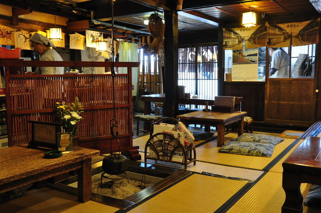 そばを打っている様子が外から見えるようになっています。<br />平日なのでお客さんは少なく私たちと外国人のカップルだけ。<br />