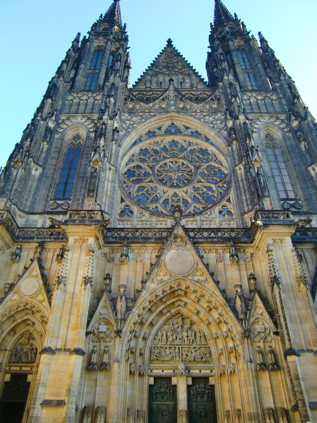 聖ヴィート大聖堂<br /><br />とても大きくて、これも全体が入りません。。