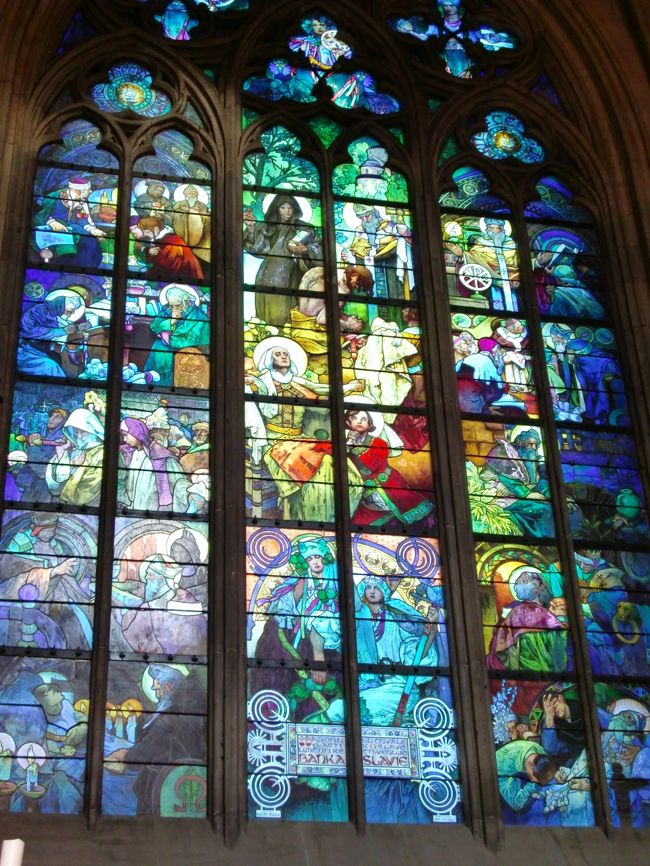 ミュシャのステンドグラス。<br /><br />こんなに綺麗に描かれてるのはすごいです。