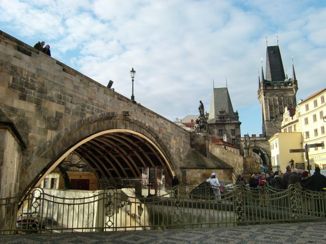 石畳を歩いて、カレル橋へ。