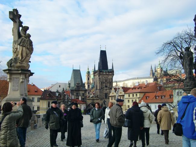 カレル橋は人がいっぱい