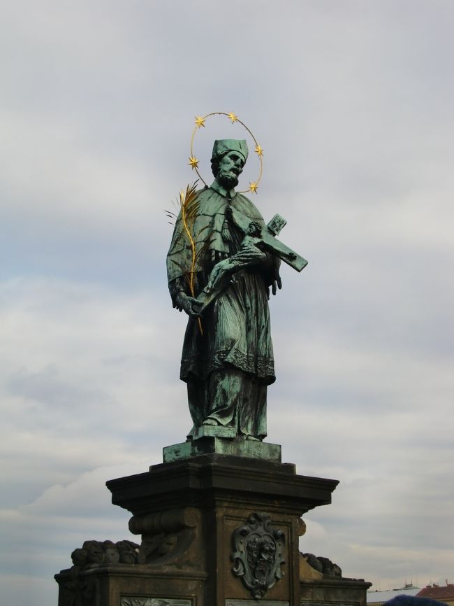 カレル橋には左右３０体の聖人像があります。<br />聖ヤン・ネポムツキーの像