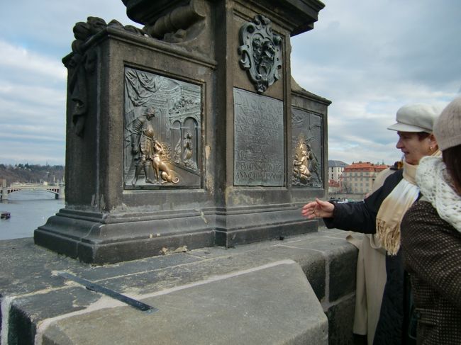 聖ヤン・ネポムツキーの金色の部分を触ると<br />願いが叶うそうです。