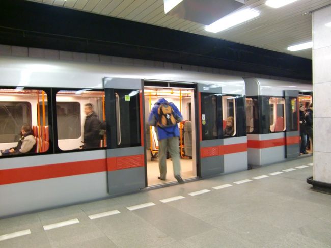 電車に乗ってホテルへ向かいます。<br /><br />プラハは歩いて周れる範囲にいろいろな<br />見所が沢山有って楽しかった。<br />クリスマスマーケットで値切ったりして、人形や天使の置物なんて買ってみました。
