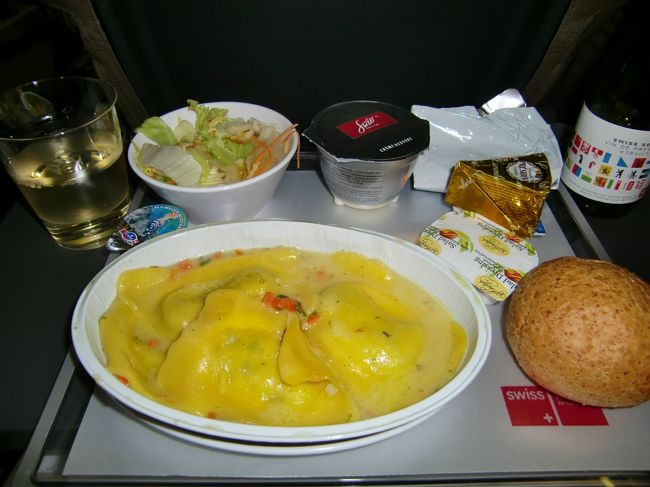 チューリッヒ→成田の機内食。<br />ラビオリ。<br />これはすごく美味しかったです。