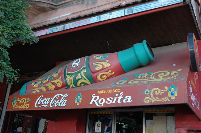 看板やら建物の外壁は原色ばかり