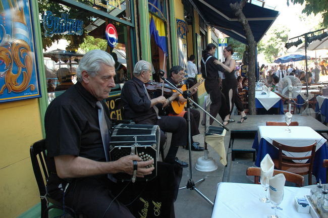 あちこちのテラス・レストランの前で、見応えあるタンゴ・パーフォーマンスが行われています。