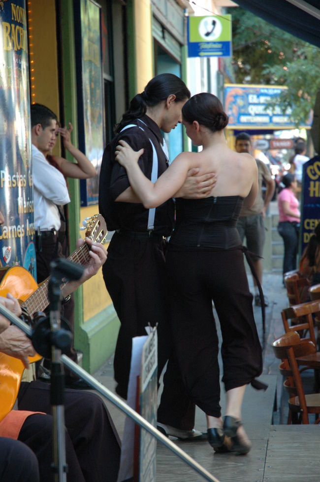 二人とも若いダンサーでした。