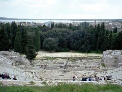 シラクーサの町は、紀元前5世紀には人口30万の大都会であった。「アルキメデスの原理」で知られるギリシアのアルキメデスの生まれた町である。

ギリシア劇場：紀元前5世紀のもの。直径130m。