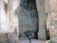 ディオニソスの耳
シラクーサの僭主ディオニソスがかつて牢獄として使ったといわれる洞窟。大変音響効果の良い、高さ36mの耳の形をした洞窟に、かつての僭主は政治犯たちを幽閉した。
