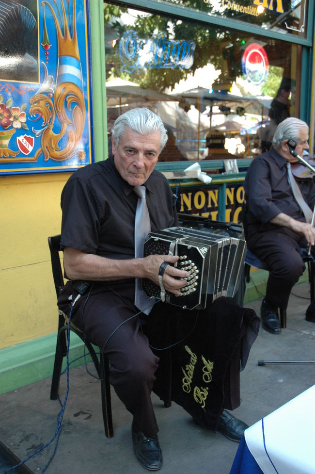 タンゴ・ミュージックの主役はアコーディオン。<br />物哀しく、激しく、リズムを刻みます。<br />アコーディオン奏者は飛び切りかっこよかった。