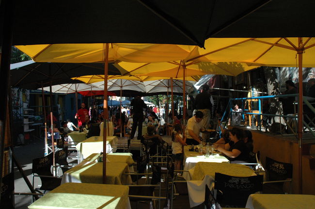 黄色のテントの午後