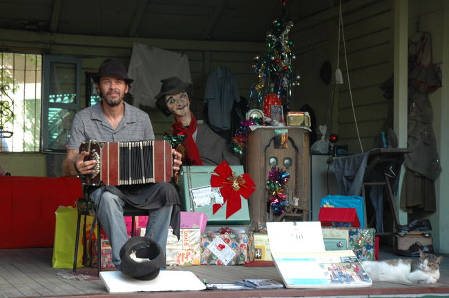 一番路地奥にアコーディオン奏者。<br />右下に猫がいます。