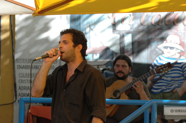 表通りに戻ってきました。<br />こちらでは熱唱しています。