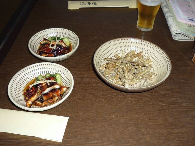 まず骨せんべいと酢の物「うざく」で乾杯．