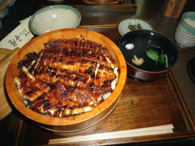 名古屋の「ひつまぶし」に似ている．まずそのまま，ゆずこしょうやだしを混ぜたりして食べる．ねぎとわさび」「ゆずこしょうと大根おろし」の薬味をつけて食べて，最後はだし汁をいれてわさびを入れてお茶漬けで食べる．いろいろな味でおいしい．特に最後のお茶づけは絶品！まあ関東人だからかうなぎは蒲焼がいいが．そのままではのりはない方がおいしいと思うが．お茶漬けにするとのりが本当に生きる！<br />ともかく大を簡単に平らげてしまった！1.5倍の大きさ．2600円だったと思うが大満足！