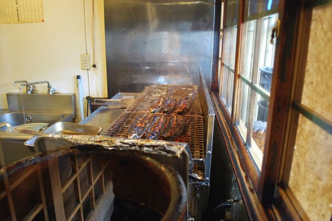 店先でうなぎを焼いている．