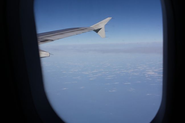 雲の上はこんなに良い感じ！<br />この時うっかり、機内食の写真を撮るのを忘れた。<br /><br />ところで今回の旅行は、現地のガイドだけで添乗員さん無しモードだった。<br />それがその後楽しい事に・・・