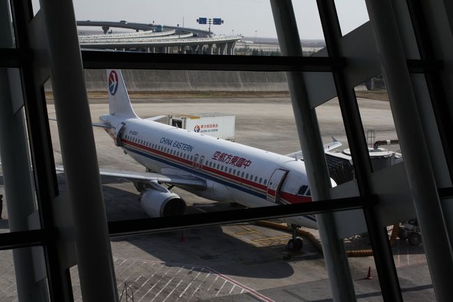 上海浦東空港に到着後乗り継ぎの為に、中国東方航空のカウンターへ行く事になっていた。<br /><br />日本を出発する時に、カウンターの地図を貰っていたが、これがウソ！で有る事が判明。（信用した我々が間違いだった）<br />出発早々、20名あまりの一行が見知らぬ土地で、右往左往させられた。<br /><br />たのんまっせ〜中国東方航空。<br /><br />写真は、上海から香港への乗り継ぎ便。<br />