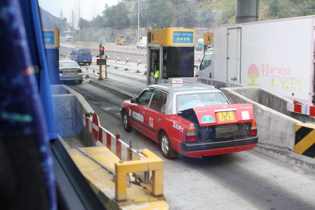 香港に到着後、マカオに向かうため迎えのバスに乗って移動開始。<br />タクシーのトランク一杯に荷物を積んでいるのを発見して思わずシャッター。<br /><br />その後こんなコトしているのは、これ一台だけではなかった。<br />妙に感心した。