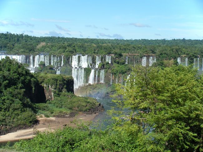 イグアスの滝が見えたところ<br />バス停で降りた後、国立公園に入るにはチケットを買って入ります。公園内は、かなり広いので公園のバスで移動。自分の好きなバス停で降りて、見学。<br />降りたり乗ったりしながら、奥まで行くもよし、奥まで行ってから帰りにおりながら帰るのも蟻ではないでしょうか？<br />１番奥のバス停よりも１つ手前で降りて、遊歩道をあるいて滝に近寄りました。