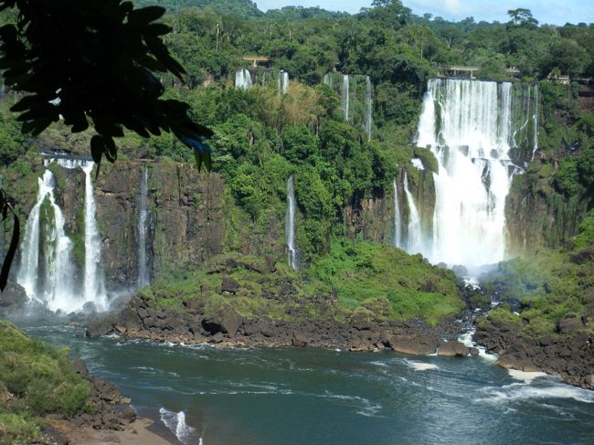 遠くですが、アルゼンチン側の遊歩道が見えています。<br />近いのですが、反対側に行く橋がなく、行くには町まで戻って、アルゼンチン側へ行くバスに乗らなくては行けません。