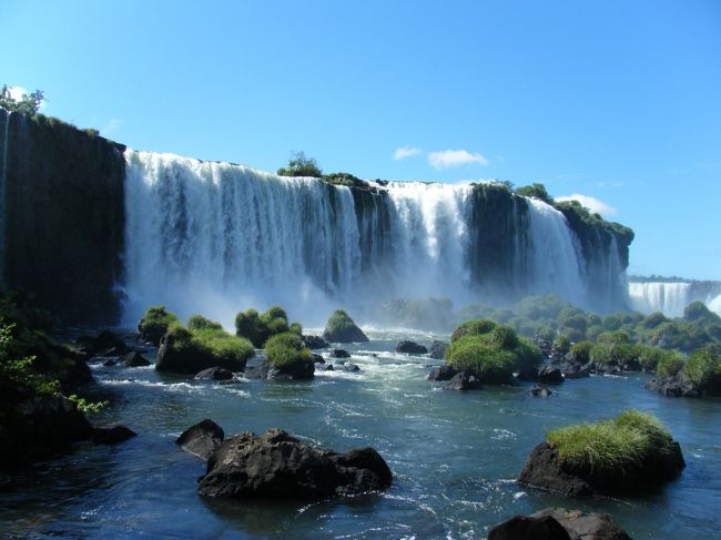 １番近くまでよれるところまで来たところです。<br />ここから、川のところに張り出ている遊歩道を歩くことができます。<br /><br />水量が多いときはずぶぬれになると聞いていたので、その対策をしていたのですが・・・微妙に水がかかるだけなので、ほっとしました。（特にカメラ）なので、存分に写真を撮ることができました。