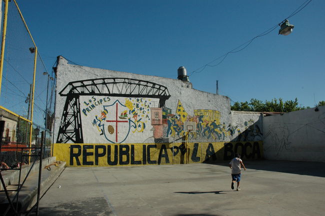 子供が一人、ドリブルの練習中。