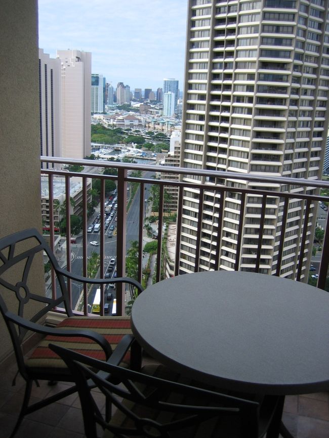 小さいし、今回はシティービューのため<br />眺めはあまり良くありませんが・・<br />一応ラナイもあります<br /><br />でもココで朝食をとると<br />とっても気持ちよいです♪