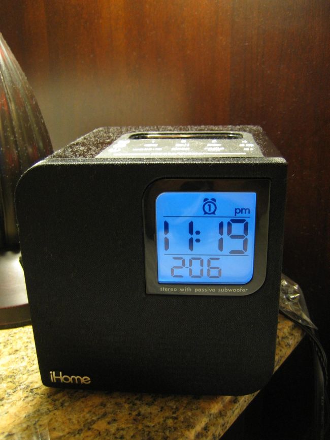 こちらはベッドサイドに置いてあった目覚まし時計。<br /><br />（私持ってないけど）I　PODに接続して音楽もきけるみたい。<br /><br />いちいちおしゃれな家電ばかり。<br /><br />