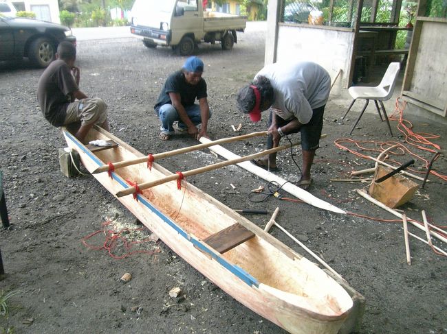 カヌー<br /><br />コスラエには真っ直ぐに伸びる「カ」と言うコスラエ固有の木がある。<br />枝も少なくカヌーに向いている為乱伐され現在では伐採禁止となっている。<br /><br />その他、コスラエの山はマホガニー材が手つかずで生えている。