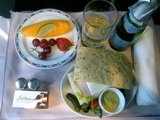 コンチネンタルミクロネシア<br />ビジネスクラスの食事<br /><br />シャンパンがついているのは嬉しい