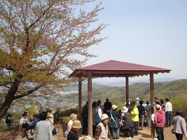ここでお弁当を食べてる人がたくさんいました。<br />こんな景色を見ながらお弁当を食べたら美味しいですよね（*^_^*）