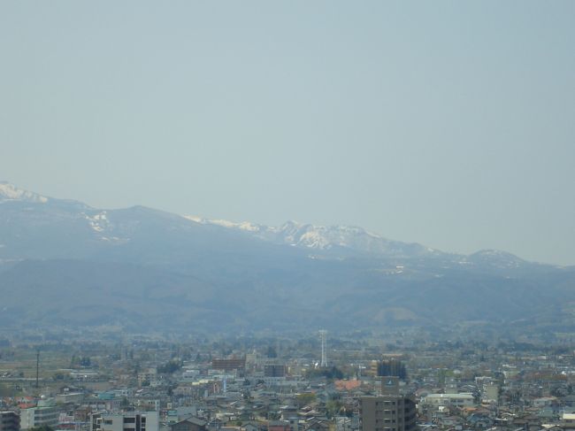 福島駅へ戻って来たけど･･･。<br />花見山観光が早く終ってしまったので、次どうしよう??<br /><br />とりあえず「コラッセ福島」の情報ステーションで観光スポットを聞いてみる。<br /><br />それと、１２階が展望ラウンジになっていたので我妻連峰を撮影。肝心の「雪うさぎ」がどこか分からん･･･。<br />