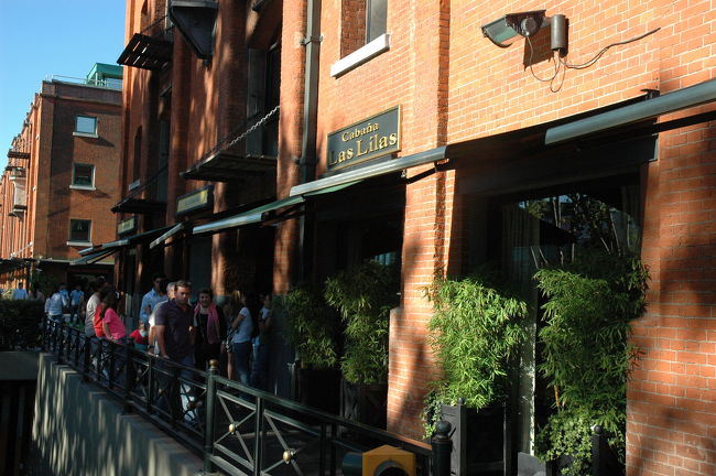 目的は人気のレストラン、カバーニャ・ラス・リラス。<br />かなり広い店なのに、予約でいっぱいと断られてしまいました。<br /><br />・・・うーん、見通しが甘かった。
