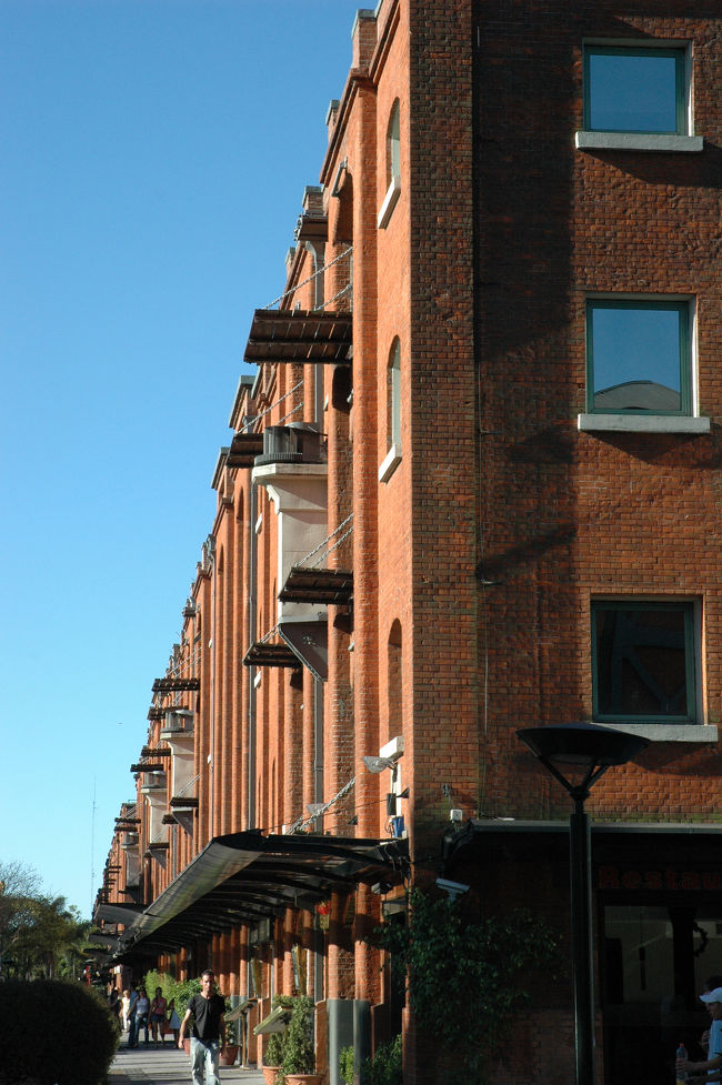 保税倉庫街を再開発して生まれたのが、プエルト・マデーロ地区。