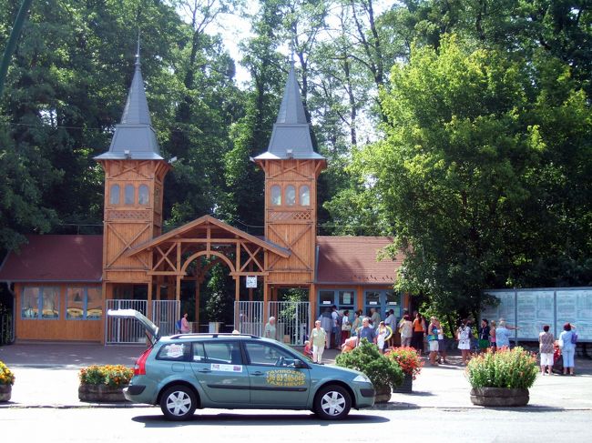 　温泉湖から上がって、バスターミナルでバス待ちです。<br />　写真は、バスターミナル前の温泉湖の入口。ここからだと、湖の真ん中に突きだした建物に入れません。（もちろん、湖を泳いで渡ることはできますけど）<br />　どうせなら、この写真の右方向に回り込んで、湖の真ん中の建物に行くのがオススメかな。<br /><br />　バスは10:50に到着しました。整列乗車なんて文化はなさそうで、わらわらと乗り込みます。道路が渋滞していて、ケストヘイ駅までは30分かかりました。