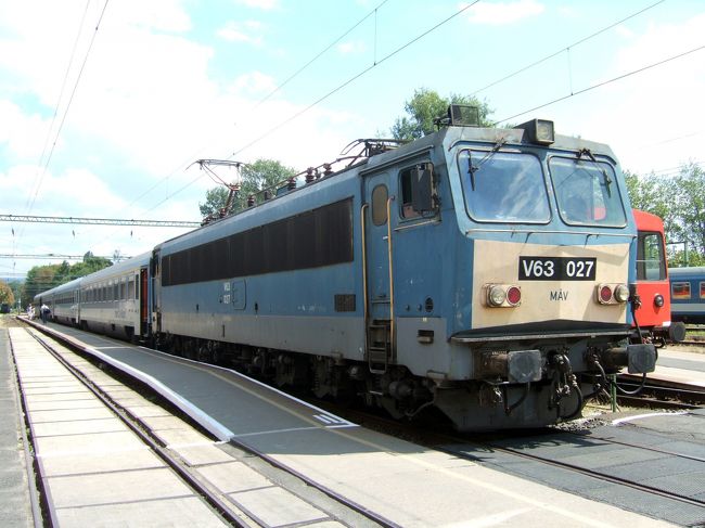 　駅前の軽食屋でホットドッグとハンバーガーとコーラというアメリカン・ジャンクな昼食をとった後、列車に乗り込みました。<br />　12:09発IC877号であります。<br />　ケストヘイでの乗車率は２割くらいでしたが、シオーフォク（Siofok）あたりで９割くらいの混みようになりました。<br />　３時間くらいかけ、15:10頃にブダペスト南駅に到着です。