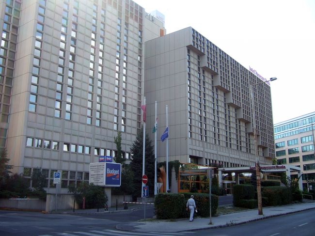 　南駅から徒歩５分くらいで、今夜のホテル Mercure BUDA です。<br />　壁面に段々のあるデザインが特徴的な大きなホテルです。観光バスが停まっていて、ここもツアー御用達であることを伺わせます。ベルボーイの兄ちゃんの対応もよく、部屋の目の前は南駅の線路でしたが、遮音性はいいらしくうるさくはありませんでした。