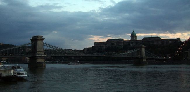 　くさり橋の向こうには王宮が見え、ライトアップされると綺麗だろうなぁと思っていたら、同じことを考えているのか、三脚立てたおじさんたちがカメラの構図を決めながら待ちかまえていました。